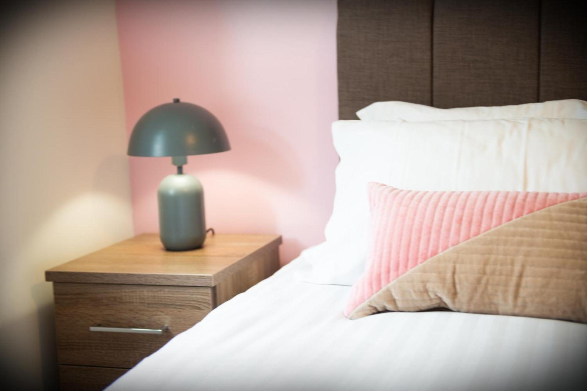 The 'Pinky' - Beautiful 1 Bed Apartment In Hatfield - Free Parking - Near Uni & Business Park - Big Savings On Long Stays Extérieur photo